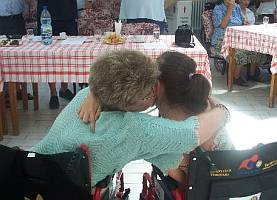 Încă zece scaune cu rotile au fost donate persoanelor cu handicap neuromotor