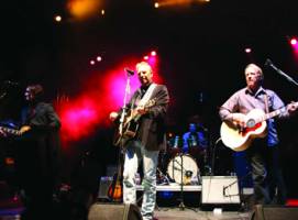 Kevin Costner şi trupa sa de country rock, Modern West, au cântat, în încheierea Festivalului Internaţional de Film din România