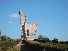Monumentul de la Păuliş este dedicat memoriei eroilor care şi-au dat viaţa pentru apărarea pământului strămoşesc