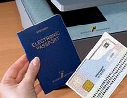 Pasapoartele biometrice starnesc controverse si intre aradeni