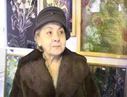 Pictorita Aurelia Bobocel isi expune tablourile la Palatul Administrativ