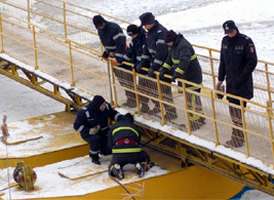 Pompierii aradeni au reusit sa ancoreze bucata desprinsa din podul de pontoane