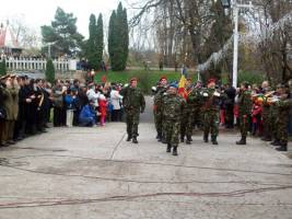 Preoţi, militari, autorităţi locale, politicieni, dar şi mulţi oameni simpli, au ţinut să asiste la ceremoniile prilejuite de Ziua Naţională a României
