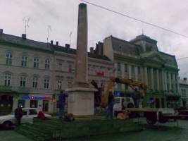 Revoluţionarii arădeni au demarat deja operaţiunea de „toaletare" a monumentului amplasat în piaţa Revoluţiei