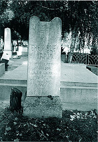 Mormantul lui EHEK ELEK ARPAD - plutonier pilot de campanie, nascut 1891, cazut eroic in 1918; tabori pilota ormester, szul 1891, hosi halalt halt 1918 ban