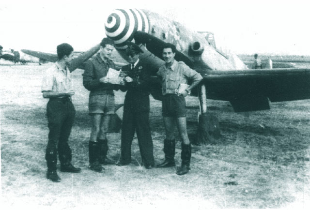 1943 - aerodromul Mizil (de la stg. la dr.): adj. av. Economu Alexandru, adj. av. Popescu Constantin, slt. av. Carciuvoianu V., adj. av. Encioiu Dumitru (Mitrica) in fata "G"-ului lui Encioiu