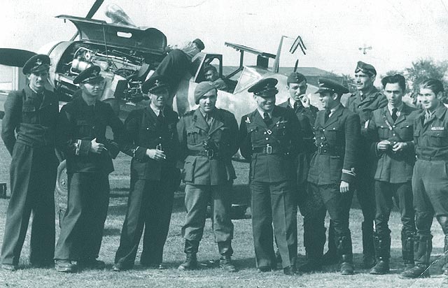 Componenti ai Grupului "9 V.toare" in fata unui Me-109.G6; al 2-lea din dr. spre stg. Lt. av. I. Dobran, al 6-lea Cpt. av. Al. Serbanescu - Cdt.ul Grupului