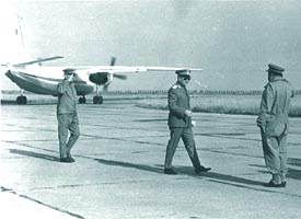 Alexeni, aug. 1969: dand raportul pentru parada, comandantului aviatiei Gl. Mr. Aurel Niculescu
