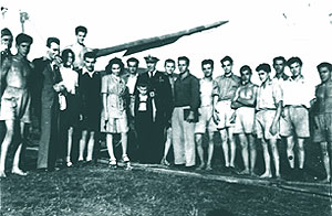 1942 - Campina, Novitchi cu o grupa de elevi (in centru, cu o carte in mana)