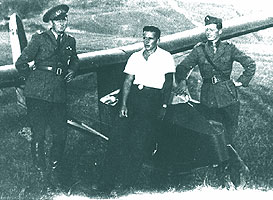 V. Novitchi langa un planor SALAMANDRA, Campina, 1943