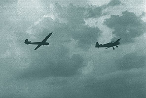 Planorul de performanta R.G.- 5 “Pescarus”, remorcat de un avion IAR - 813