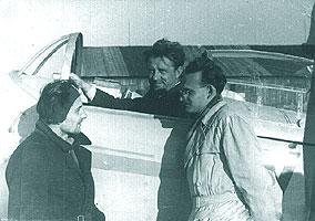 V. Novitchi (in avion) cu av. T. Ciotlos in stanga imaginii si in dreapta ing. Abuseanu Augustin