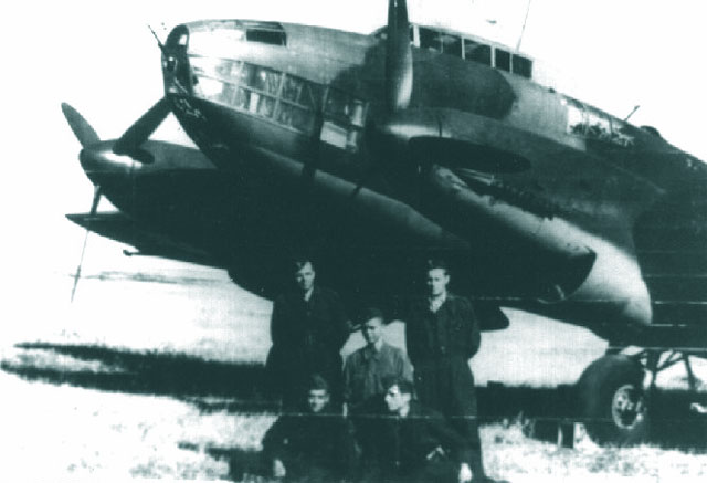 Echipajul avionului Savoia 79 B, nr. 154, la plecarea pe front, septembrie 1942: Adj. Sef Hedesiu Ion (pilot), Slt. Av. Maxim Nicolae (cdt. bord), Serg. radiotelegrafist Stratulat Vasile, Serg. Maj. Manole Ion (mecanic), Cap. Butnaru Nicolae (mitralior)