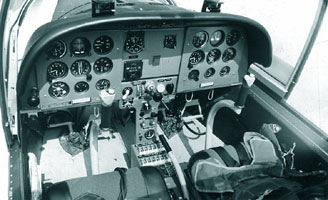 Carlinga si cochpit-ul avionului ZLIN 142