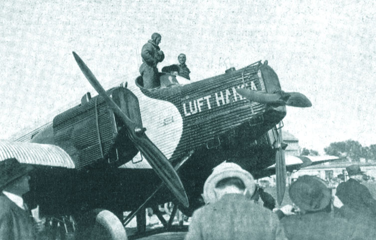 26 mai 1926, un trimotor Junkers al companiei LUFT HANSA tocmai aterizat pe aeroportul Paris Bourget