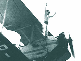 Miting aviatic Ploiesti 1961 - Parasutist si acrobat aerian Ion Negroiu, pilot Constantin Manolache