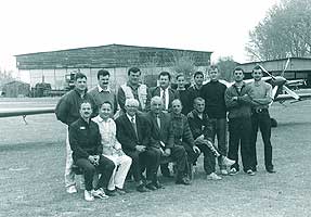 Sus, de la st. la dr.: Daniel Popescu, Daniel Stefanescu, Tone Petre Dobre, Sorin Nutu, Vanda Marandiuc, Lucian Tatu, Vlad Borzea, Sergiu Petrice, Codrut Popazu. Jos, Dan Conderman, Iosif Erdös, Constantin Manolache, Ion Selaru, Ioan Postolache, Emilian Parpala. Aerodromul Clinceni - Bucuresti, 2002