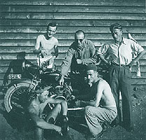 23 aug. 1941: revizie la motocicleta "Triumph" facuta de o groaza de "specialisti"