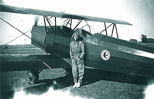 Iulie 1940, aerodromul Stanesti, elev ofiter DAN STOIAN; se observa emblema escadrilei "Randunica"