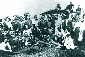 Iulie 1940, aerodromul Stanesti (Tg. Jiu), elevi din anul II ai Scolii de Ofiteri Aviatie impreuna cu localnici