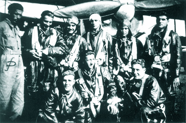 August 1940, aerodromul Prejba (Tg. Jiu), elevi si ofiteri in fata unui avion SET; randul de jos mijloc DAN STOIAN 
