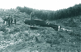 Aerodromul Preajba Mare (Tg. Jiu) 23 iulie 1940 aterizarea fortata a elevului BUTNARU GH.; avionul Fleet, capotat, nu a suferit nici o avarie