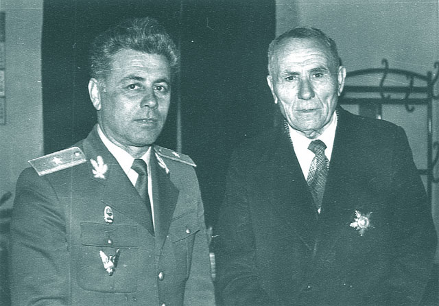 Gl. av. Mereu, comandantul Sc. Of. Av. de la Boboc - Buzau avand alaturi pe celebrul "nea Ionica" Mogaldea, aviator de razboi veteran venit in vizita