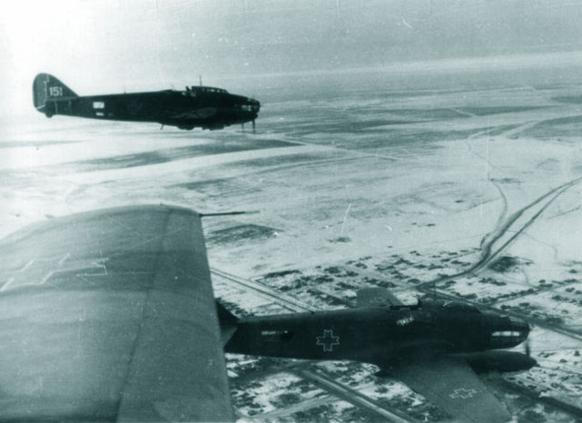 Formatie de "Savoia" in misiune peste iarna ruseasca